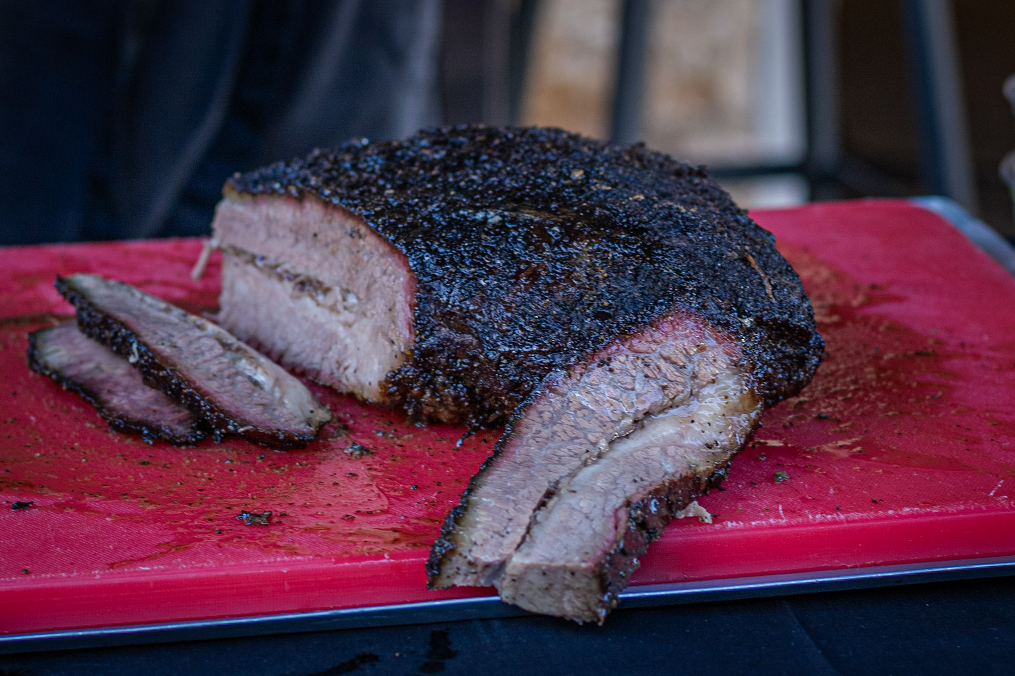 Καπνιστό brisket με σκούρο bark, φρεσκοκομμένο στο Smoke House